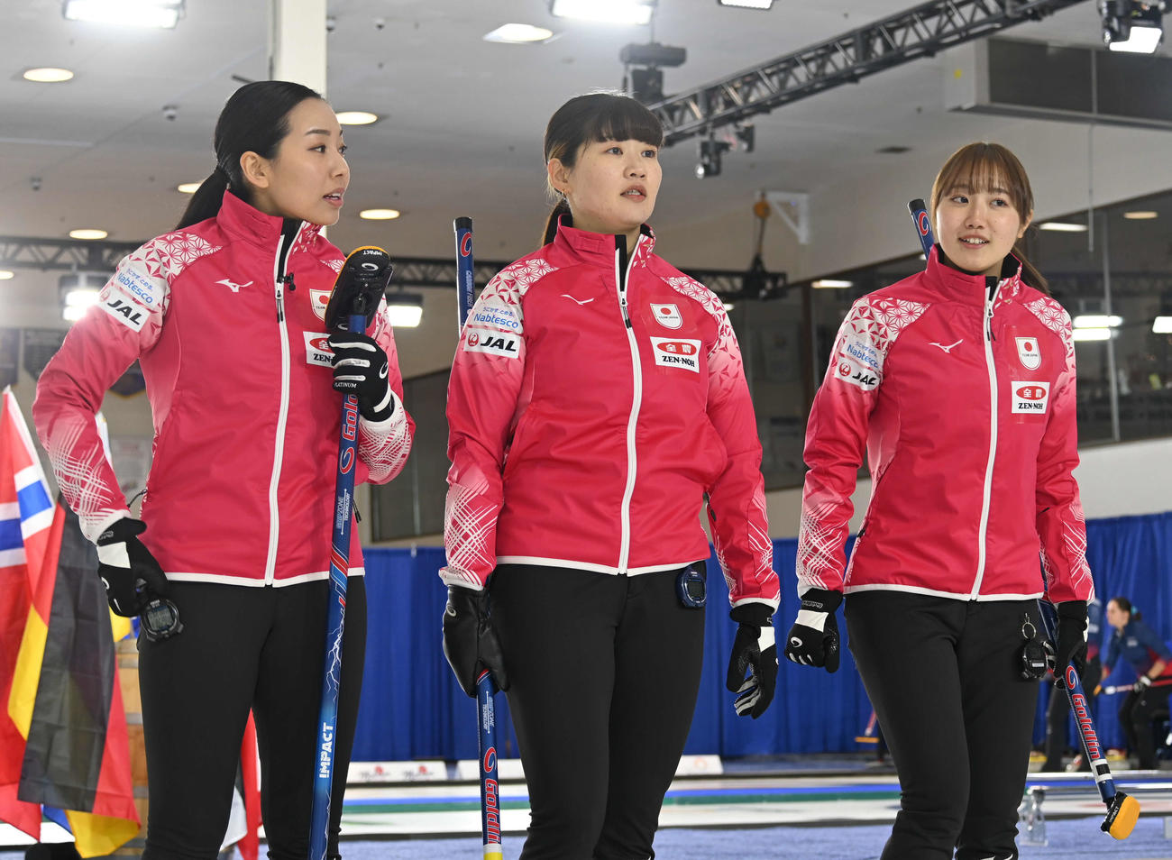 第1エンド、出番を待つ左から近江谷、小谷、小林（撮影・飯岡大暉）