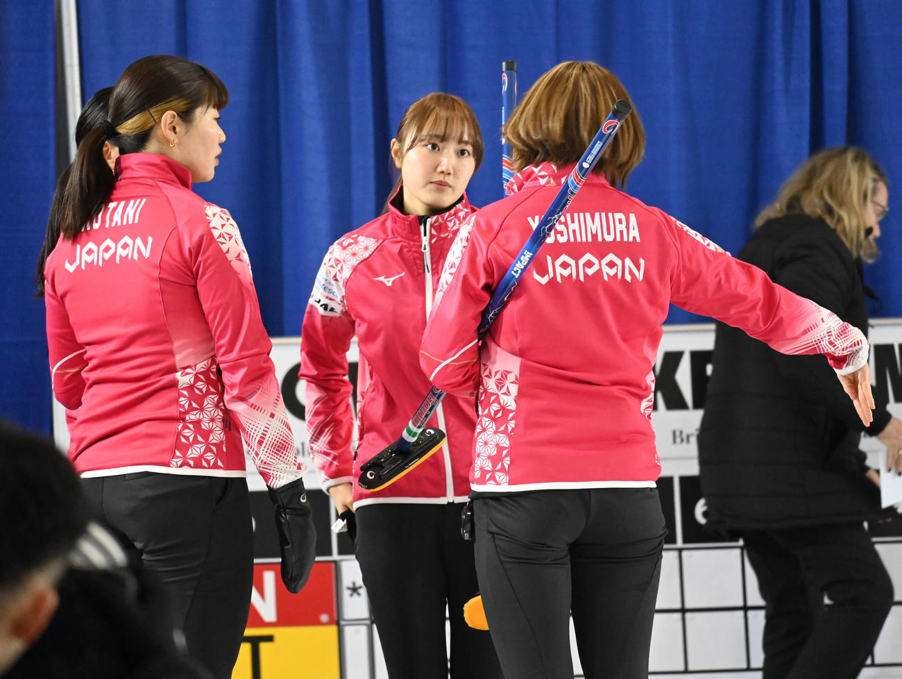 第1エンド終了後、話し合う女子日本代表フォルティウス（撮影・飯岡大暉）