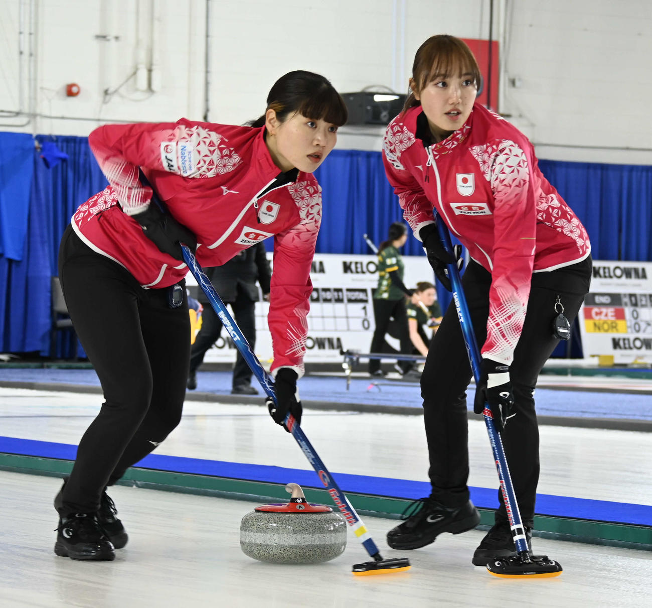 第2エンド、スイープする小谷（左）と小林（撮影・飯岡大暉）