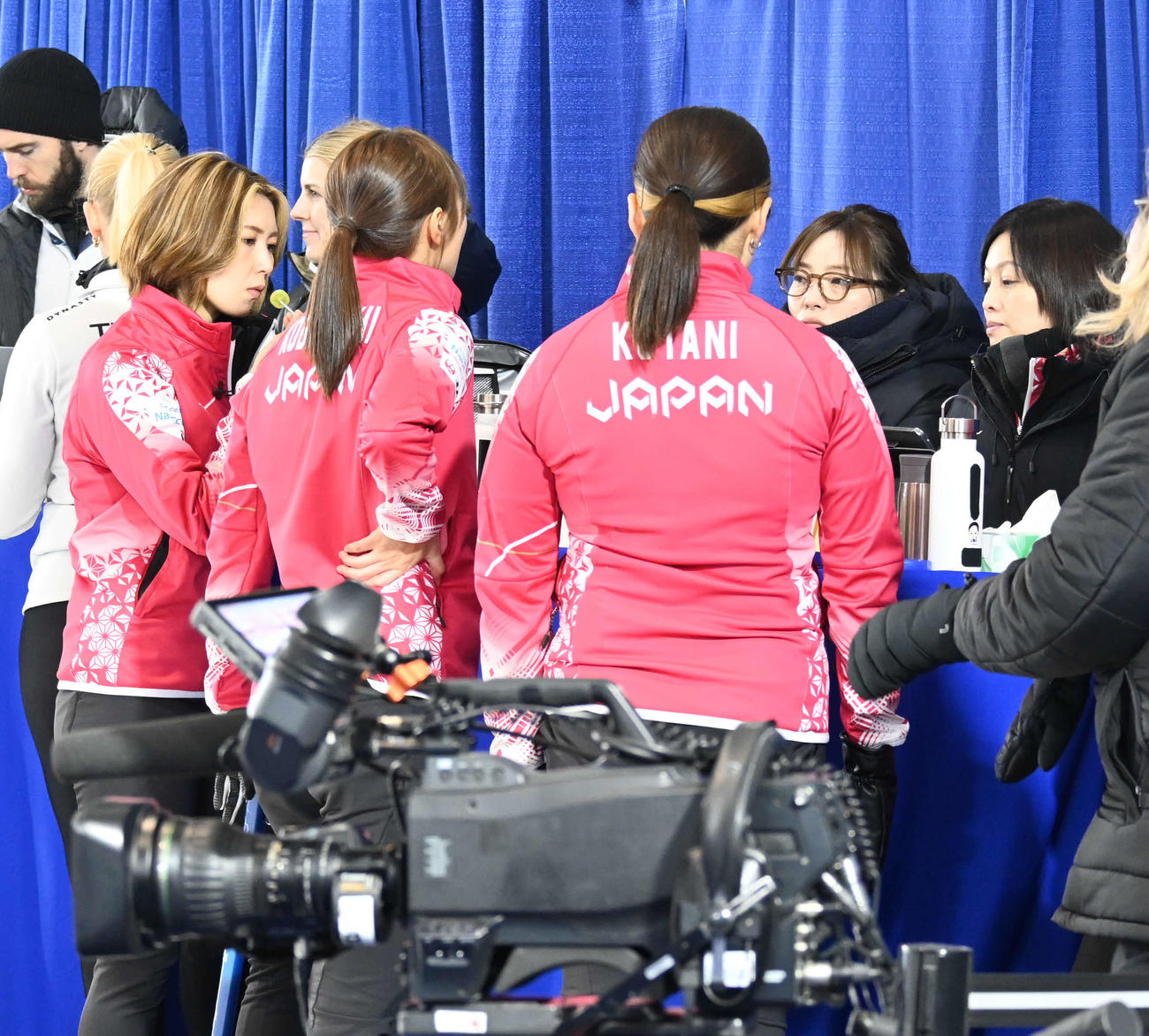 ハーフタイムにフルーツを口にする女子日本代表フォルティウス（撮影・飯岡大暉）