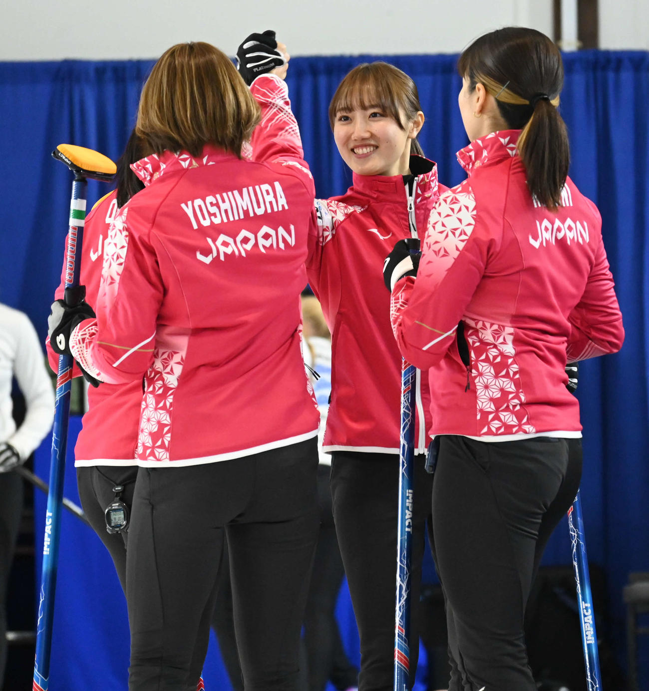 試合前にハイタッチをする女子日本代表フォルティウス（撮影・飯岡大暉）