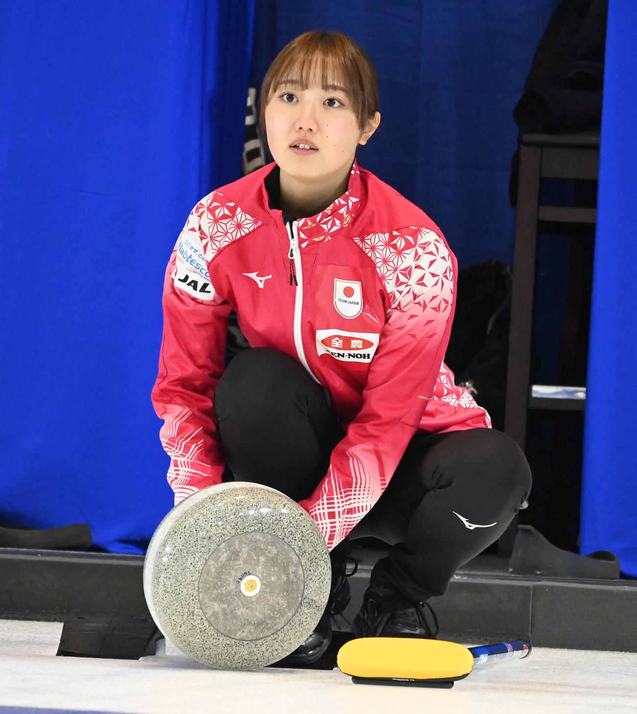第1エンド、ストーンを投げる準備をする女子日本代表の小林（撮影・飯岡大暉）