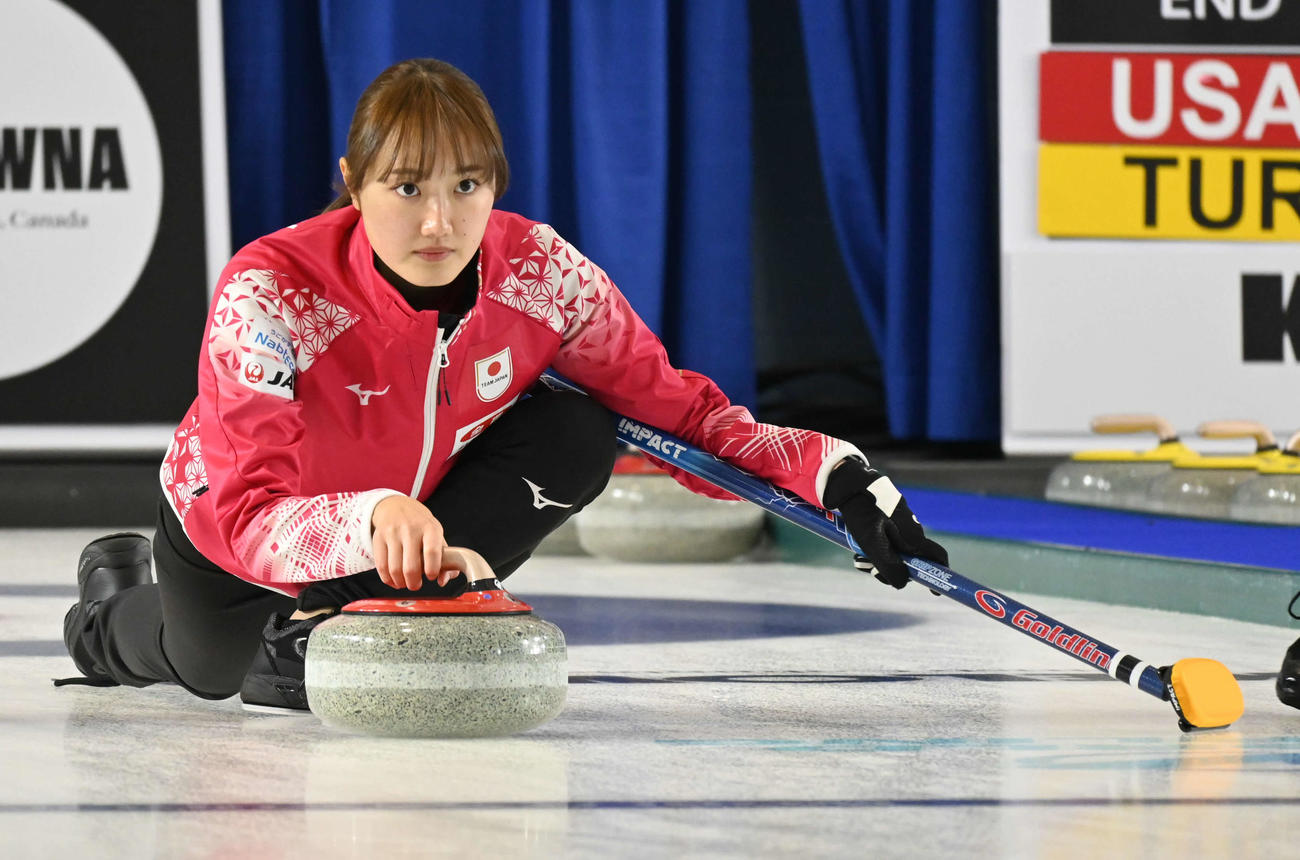 第2エンド、ストーンを投げる女子日本代表の小林（撮影・飯岡大暉）