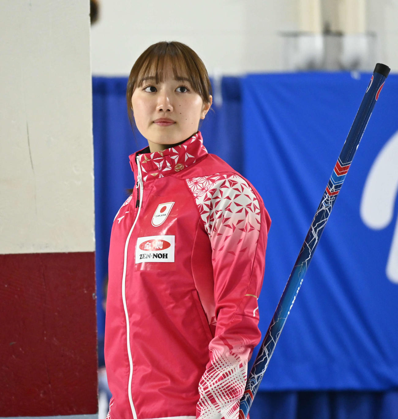 第2エンド、相手の投球を見守る小林（撮影・飯岡大暉）