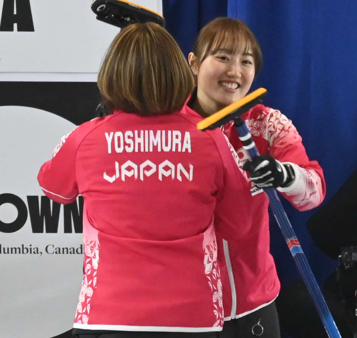 6連勝を決め、小林（右）は吉村と抱き合う（撮影・飯岡大暉）