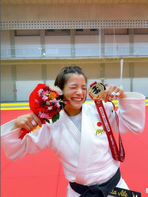 柔道】「かわいい笑顔」阿部詩、花束＆メダル手にグランドスラムの優勝