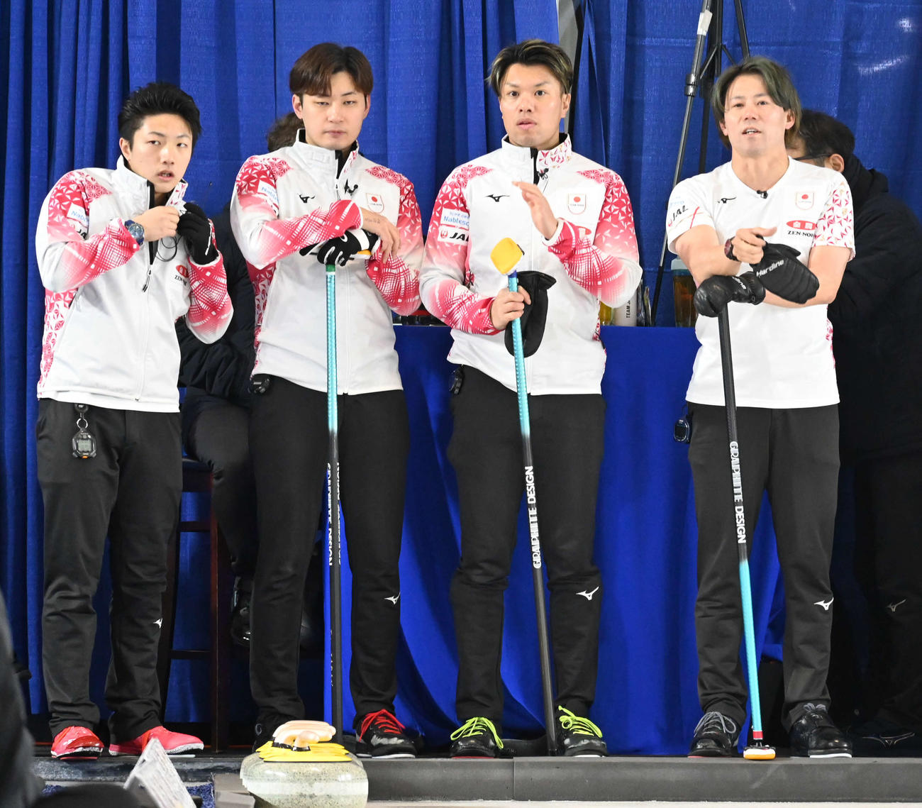 試合開始を待つ男子日本代表。左から山本、柳沢、山口、小泉（撮影・飯岡大暉）