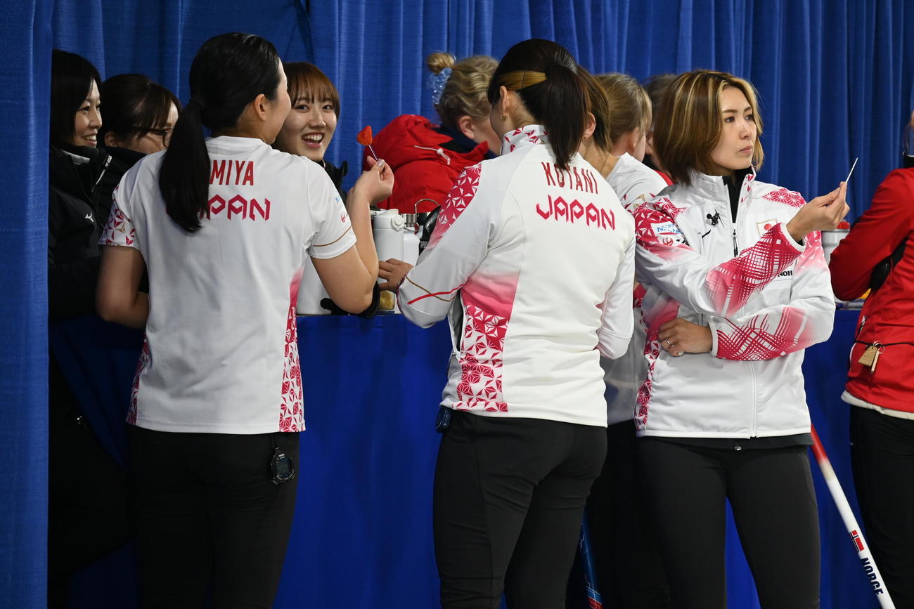 ハーフタイムにフルーツを口にする女子日本代表フォルティウス（撮影・飯岡大暉）