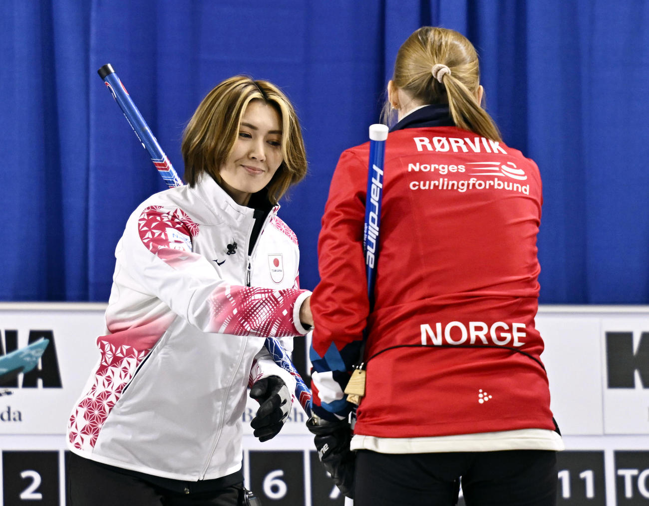 女子1次Lでノルウェーに延長の末に敗れ、相手選手と握手する吉村＝ケロウナ（共同）