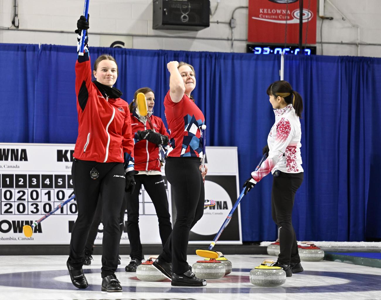女子1次Lで日本を破り、喜ぶノルウェーの選手＝ケロウナ（共同）