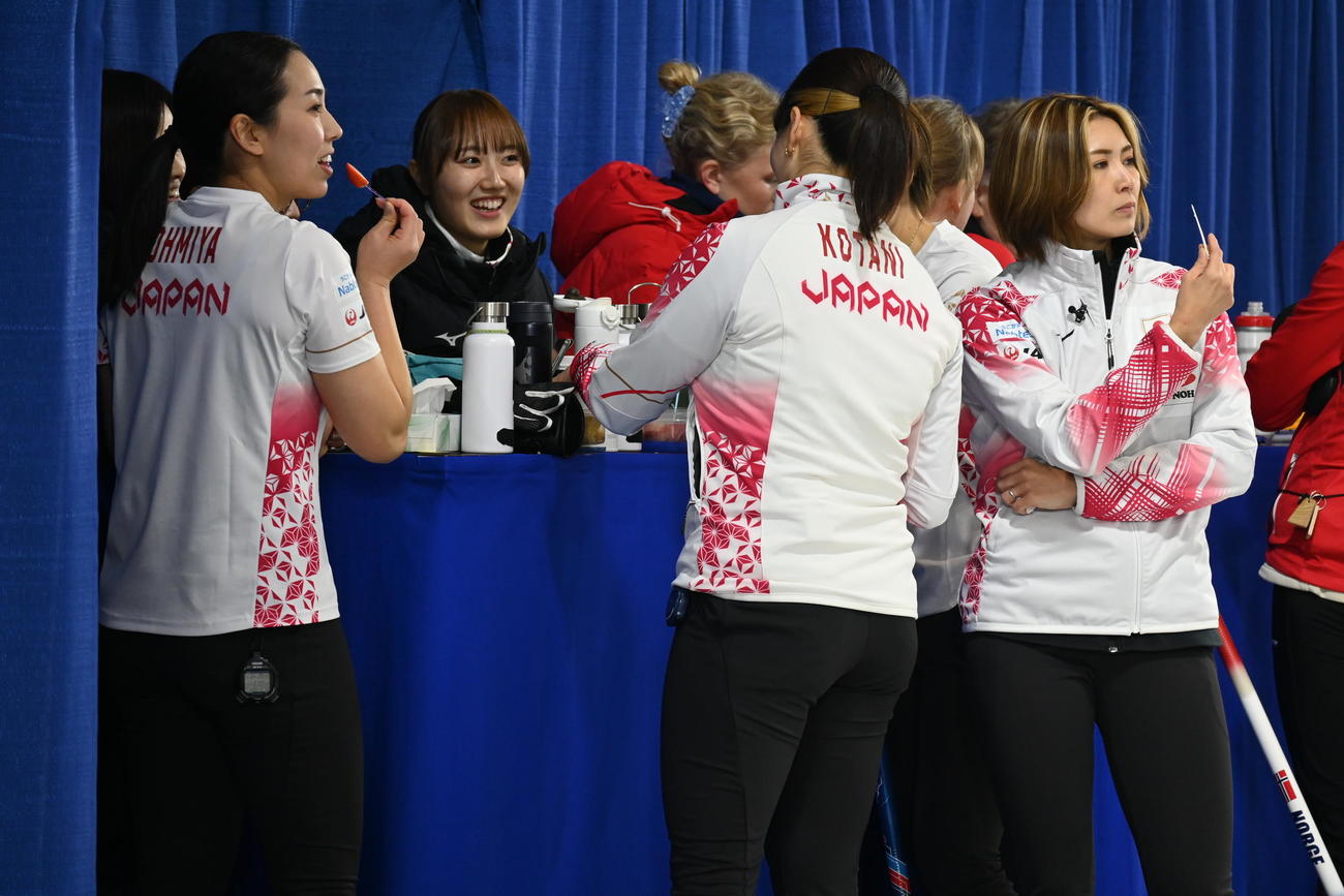 ハーフタイムにフルーツを口にする女子日本代表フォルティウス（撮影・飯岡大暉）