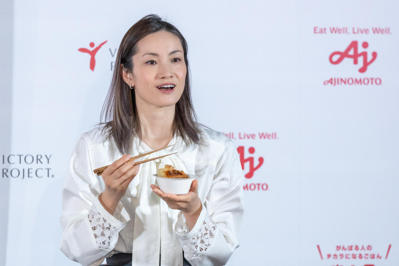 味の素VPの26年ミラノ・コルティナ五輪・パラリンピック特別メニュー「Power Gyoza DON」を試食する荒川静香さん