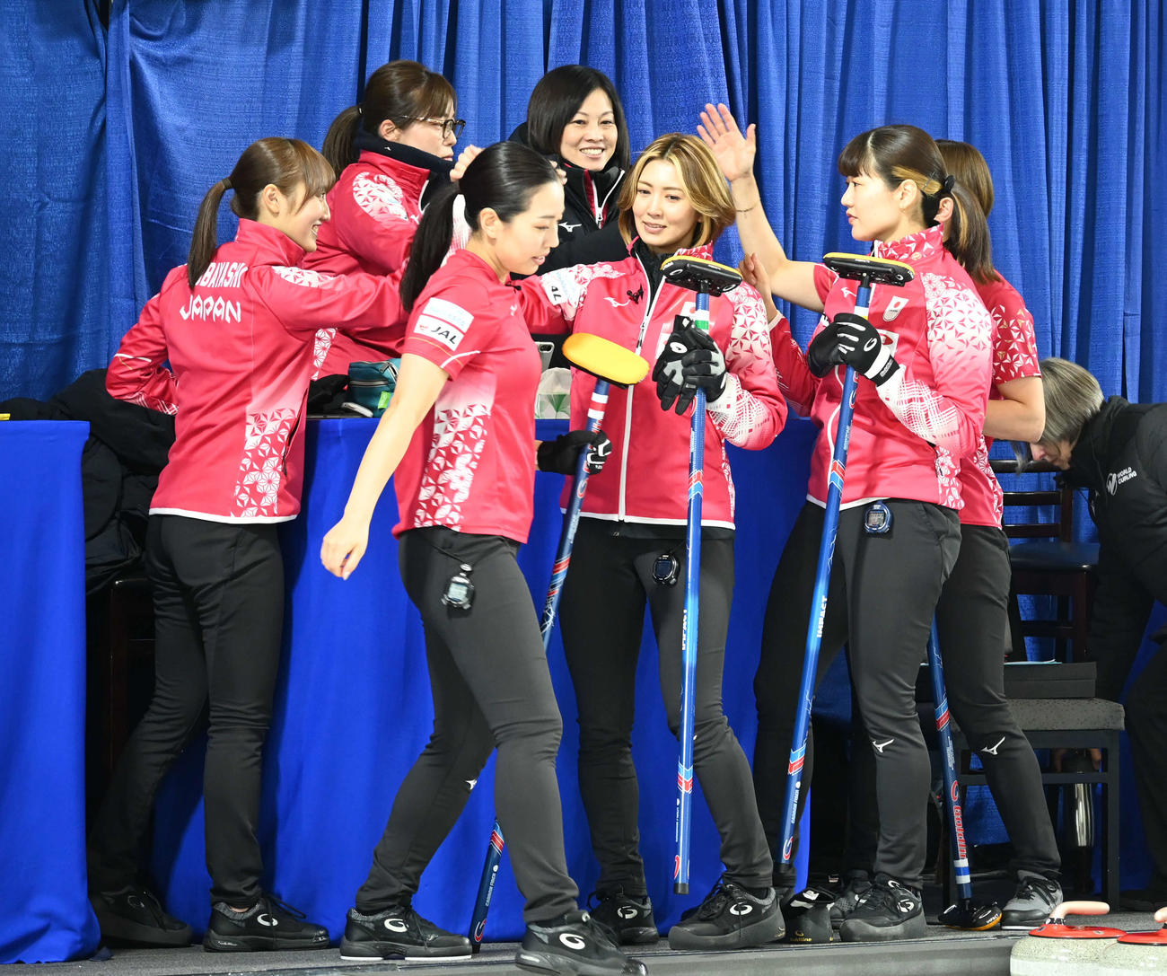 試合前にハイタッチを交わす女子日本代表フォルティウス（撮影・飯岡大暉）