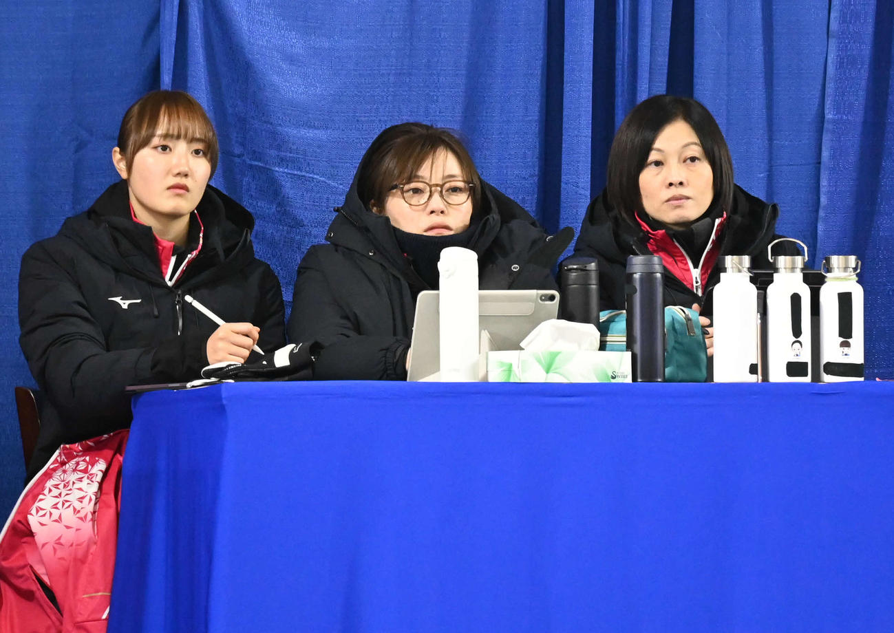 第1エンド、コーチ席から試合を見守る左から小林、小笠原コーチ、船山コーチ（撮影・飯岡大暉）