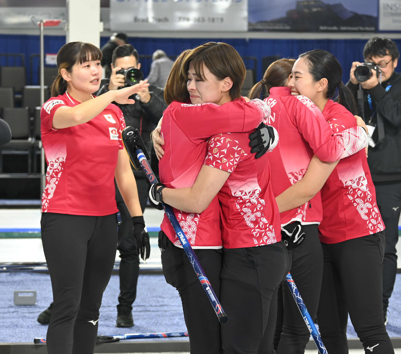 五輪行きを決めて、抱き合って喜ぶ女子日本代表フォルティウ（撮影・飯岡大暉）