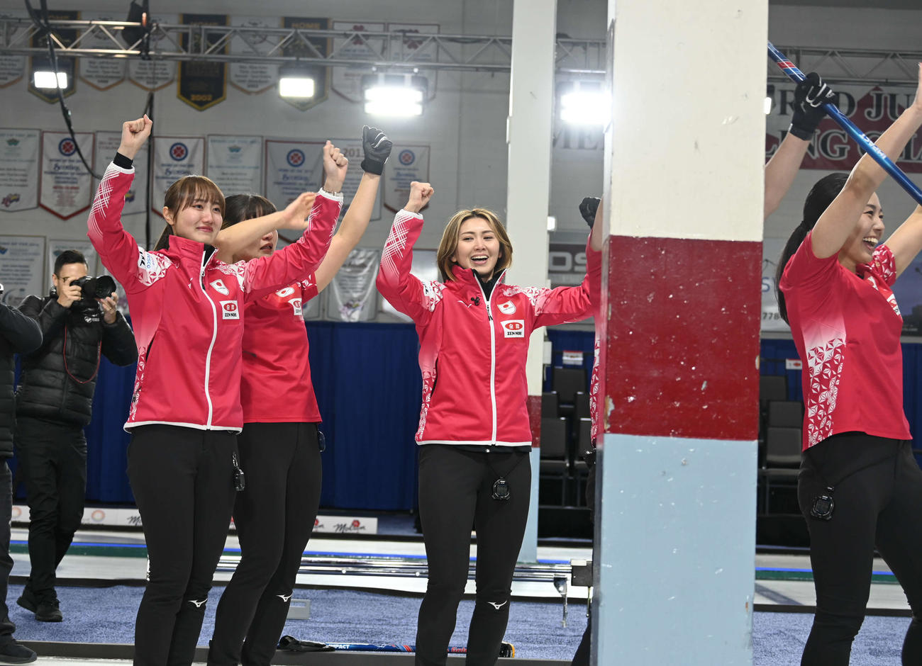 女子日本代表フォルティウスは観客席に向けて喜びを表す（撮影・飯岡大暉）
