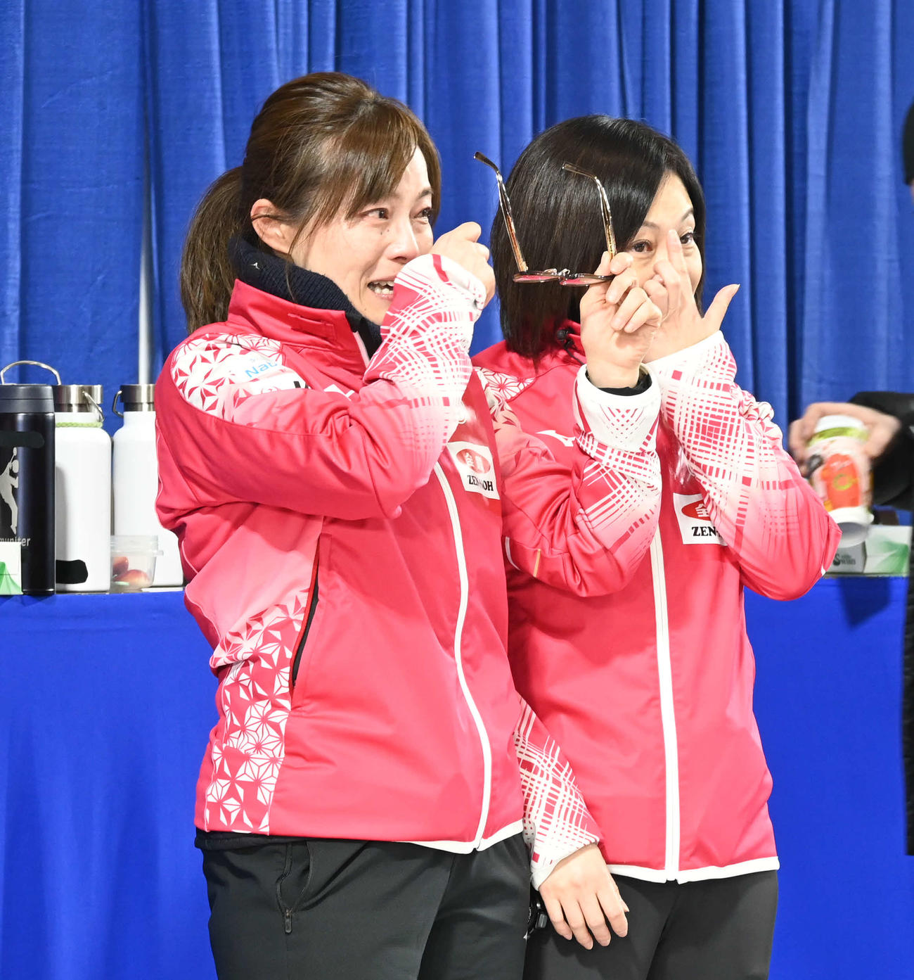 五輪切符を獲得した選手を見つめながら、涙を流す小笠原コーチ（左）と船山コーチ（撮影・飯岡大暉）