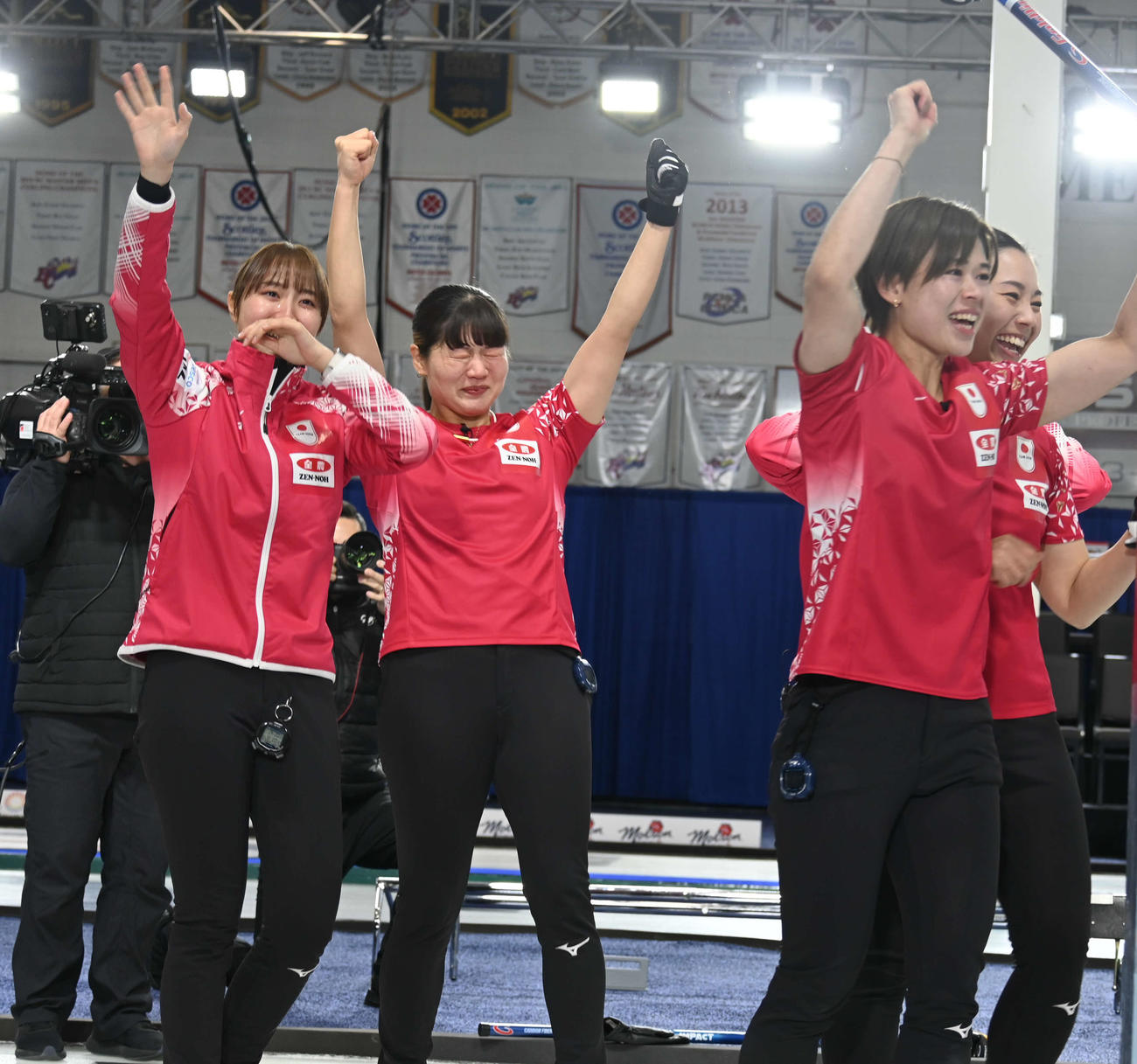 女子日本代表フォルティウスは観客席に向けて喜びを表す（撮影・飯岡大暉）
