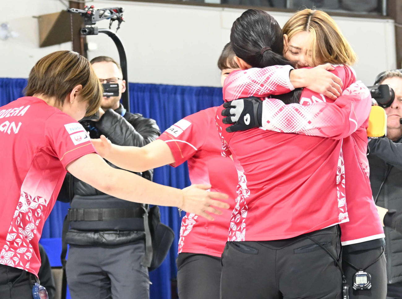 五輪行きを決め、抱き合って喜ぶ女子日本代表フォルティウス（撮影・飯岡大暉）