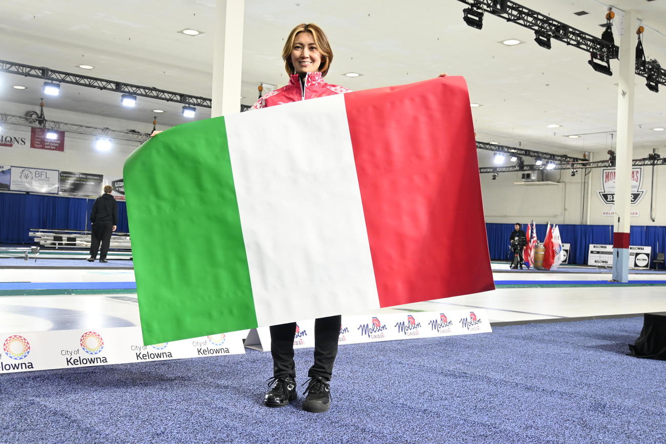 五輪切符を獲得し、イタリア国旗を手にする吉村（撮影・飯岡大暉）