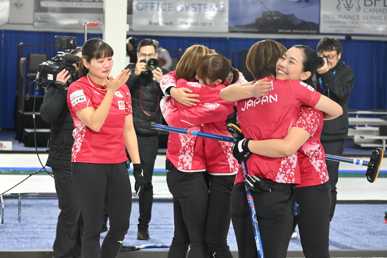 五輪行きを決めて、抱き合って喜ぶ女子日本代表フォルティウ（撮影・飯岡大暉）