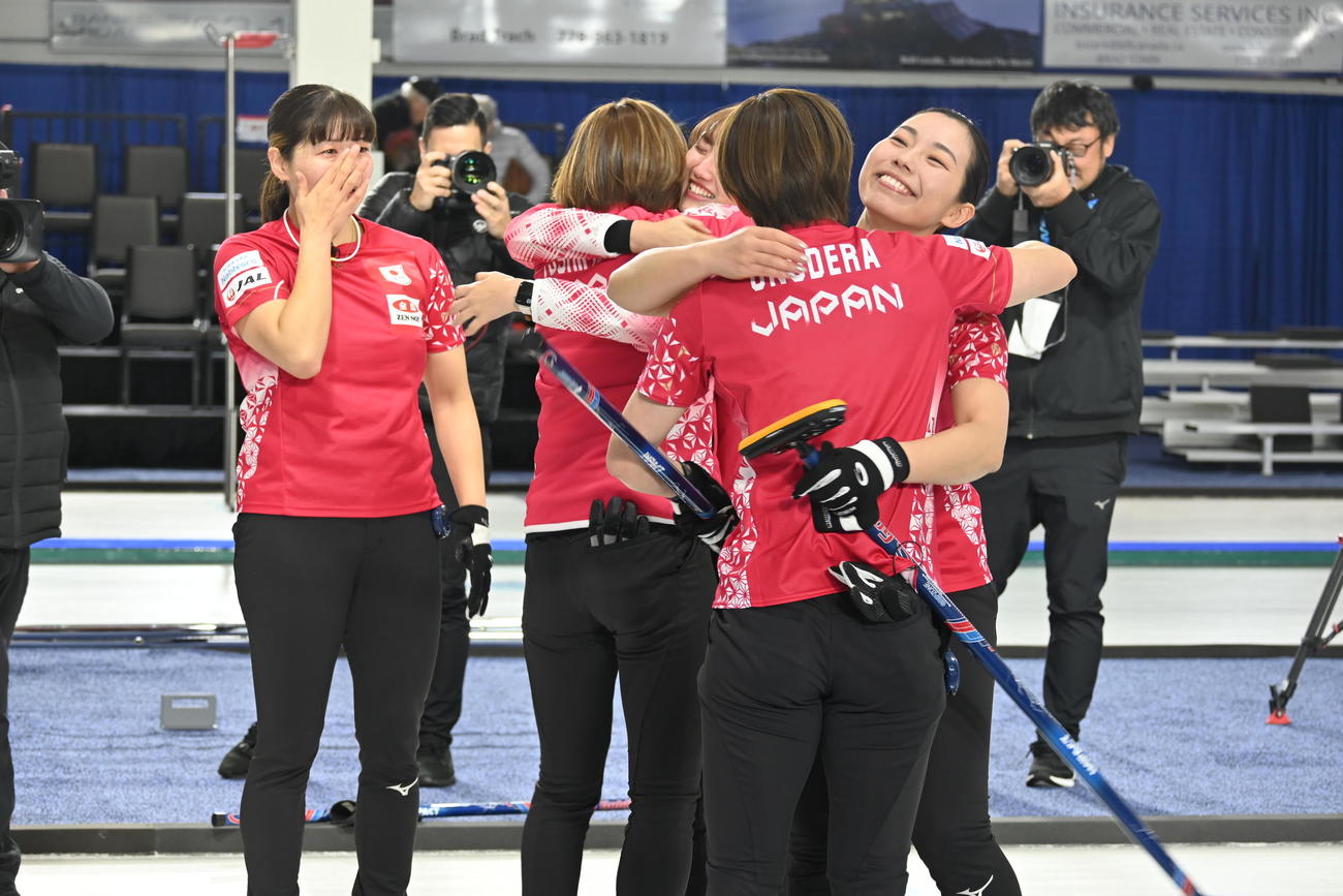 五輪行きを決めて、抱き合って喜ぶ女子日本代表フォルティウ（撮影・飯岡大暉）