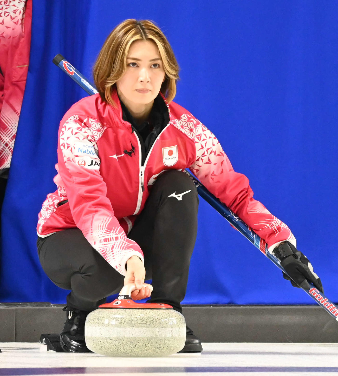 第1エンド、ストーンを投げる女子日本代表の吉村（撮影・飯岡大暉）