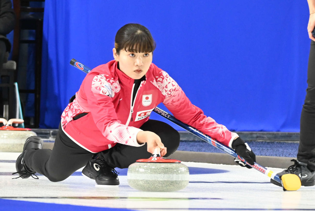 ストーンを投げる女子日本代表の小谷（撮影・飯岡大暉）