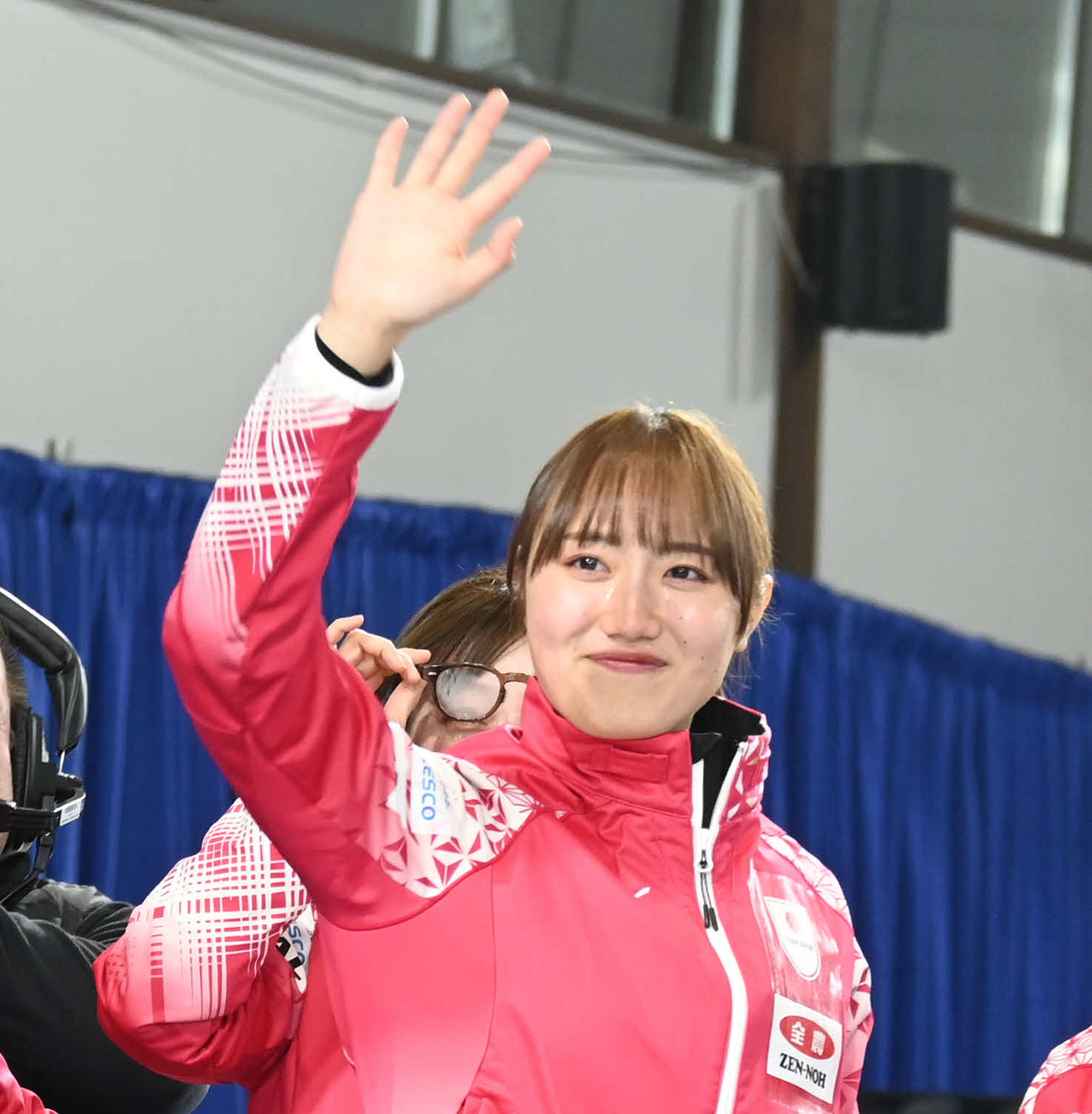 小林は五輪切符を獲得し、歓声に手を振って応える（撮影・飯岡大暉）