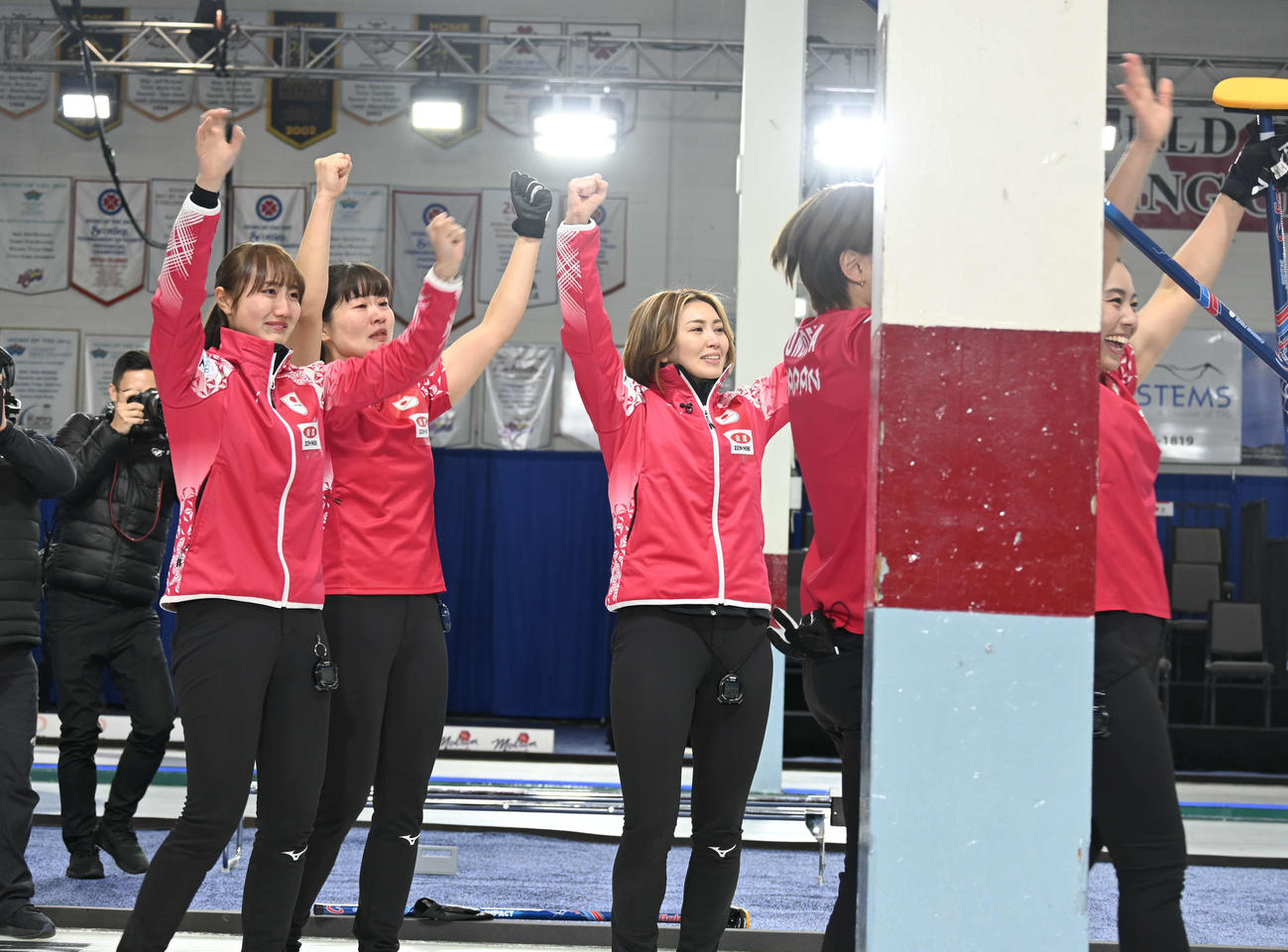 女子日本代表フォルティウスは観客席に向けて喜びを表す（撮影・飯岡大暉）