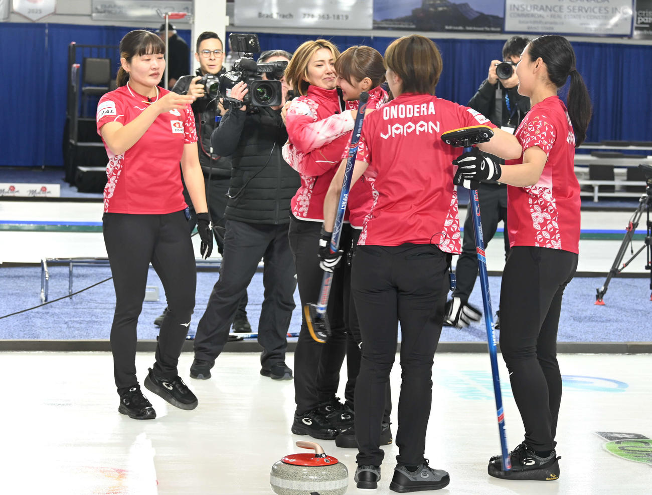 五輪行きを決めて、抱き合って喜ぶ女子日本代表フォルティウ（撮影・飯岡大暉）