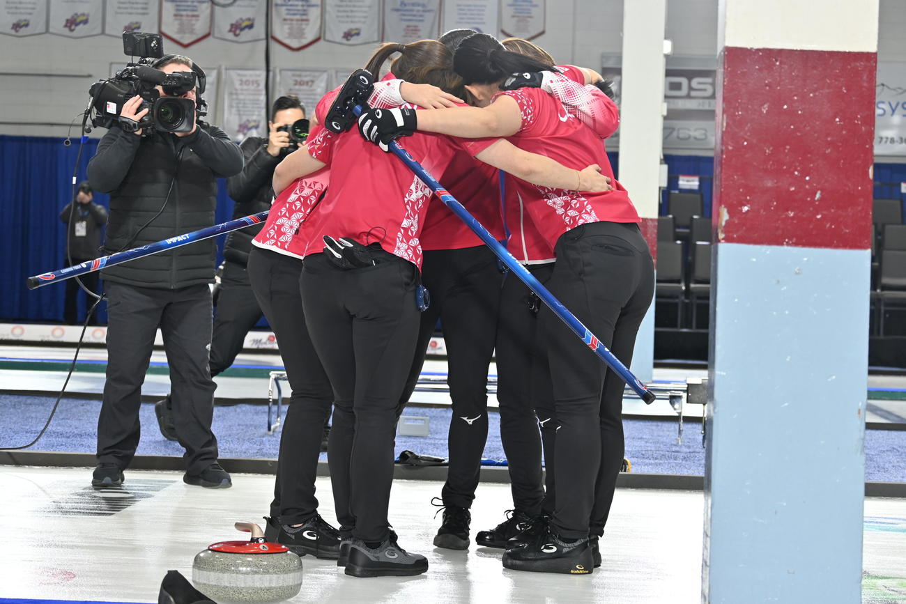 五輪行きを決め、抱き合って喜ぶ女子日本代表フォルティウス（撮影・飯岡大暉）