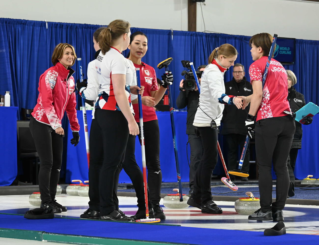 吉村紗也香（左）は勝利が決まり、ノルウェー選手と健闘をたたえあう（撮影・飯岡大暉）