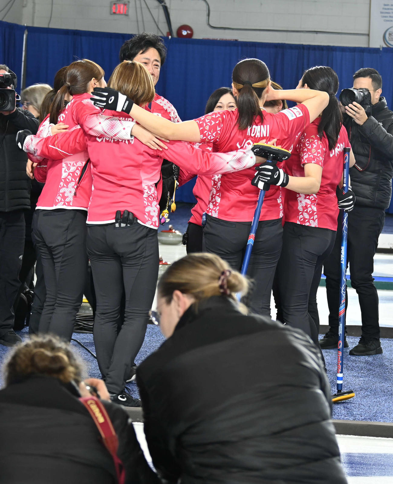 五輪行きを決めて、抱き合って喜ぶ女子日本代表フォルティウす（撮影・飯岡大暉）