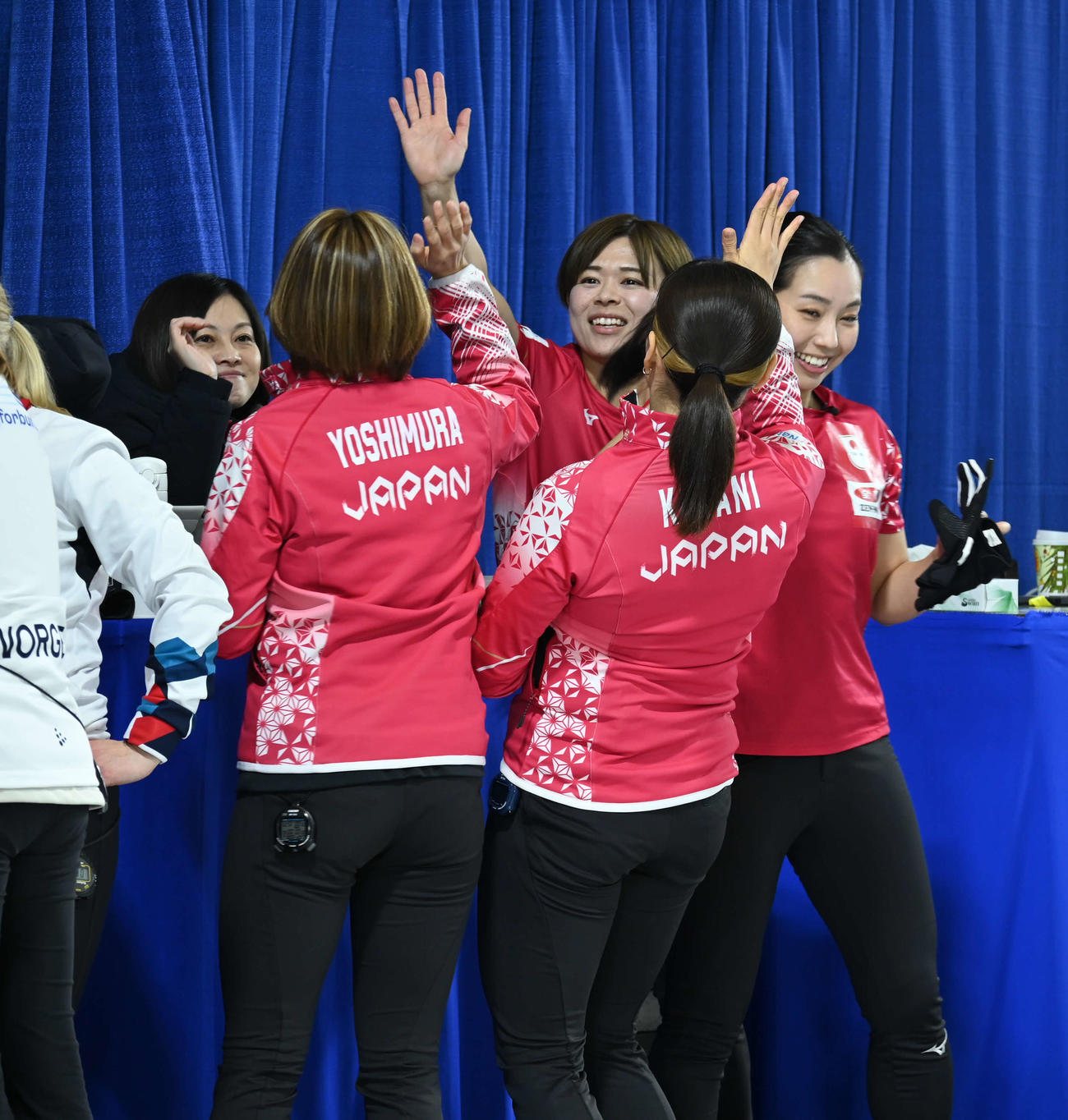 ハーフタイムにハイタッチを交わす女子日本代表フォルティウス（撮影・飯岡大暉）