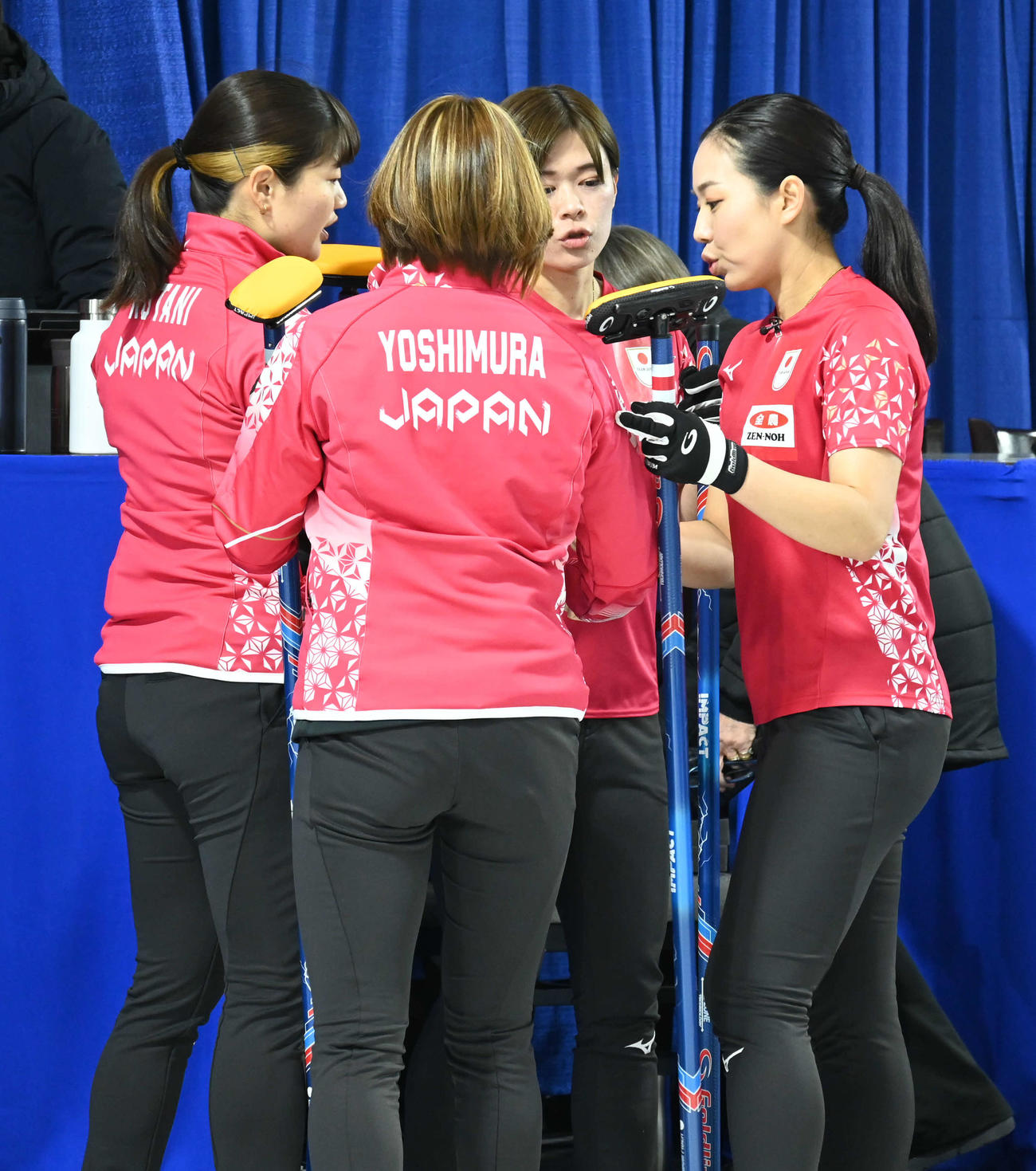 試合前に円陣を組む女子日本代表フォルティウス（撮影・飯岡大暉）