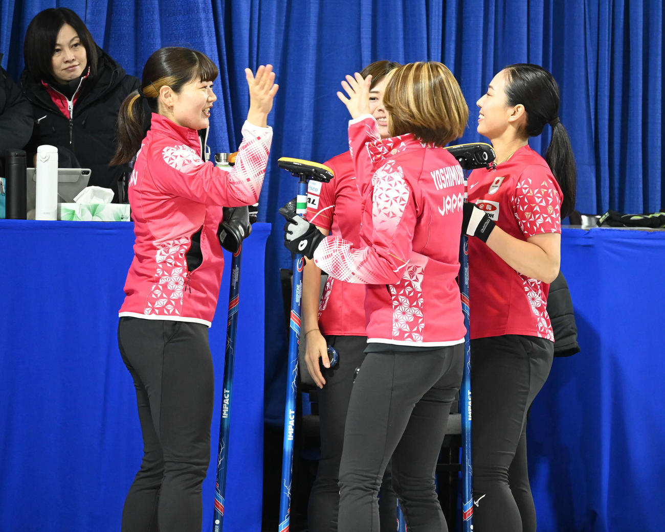 試合前にハイタッチを交わす女子日本代表フォルティウス（撮影・飯岡大暉）
