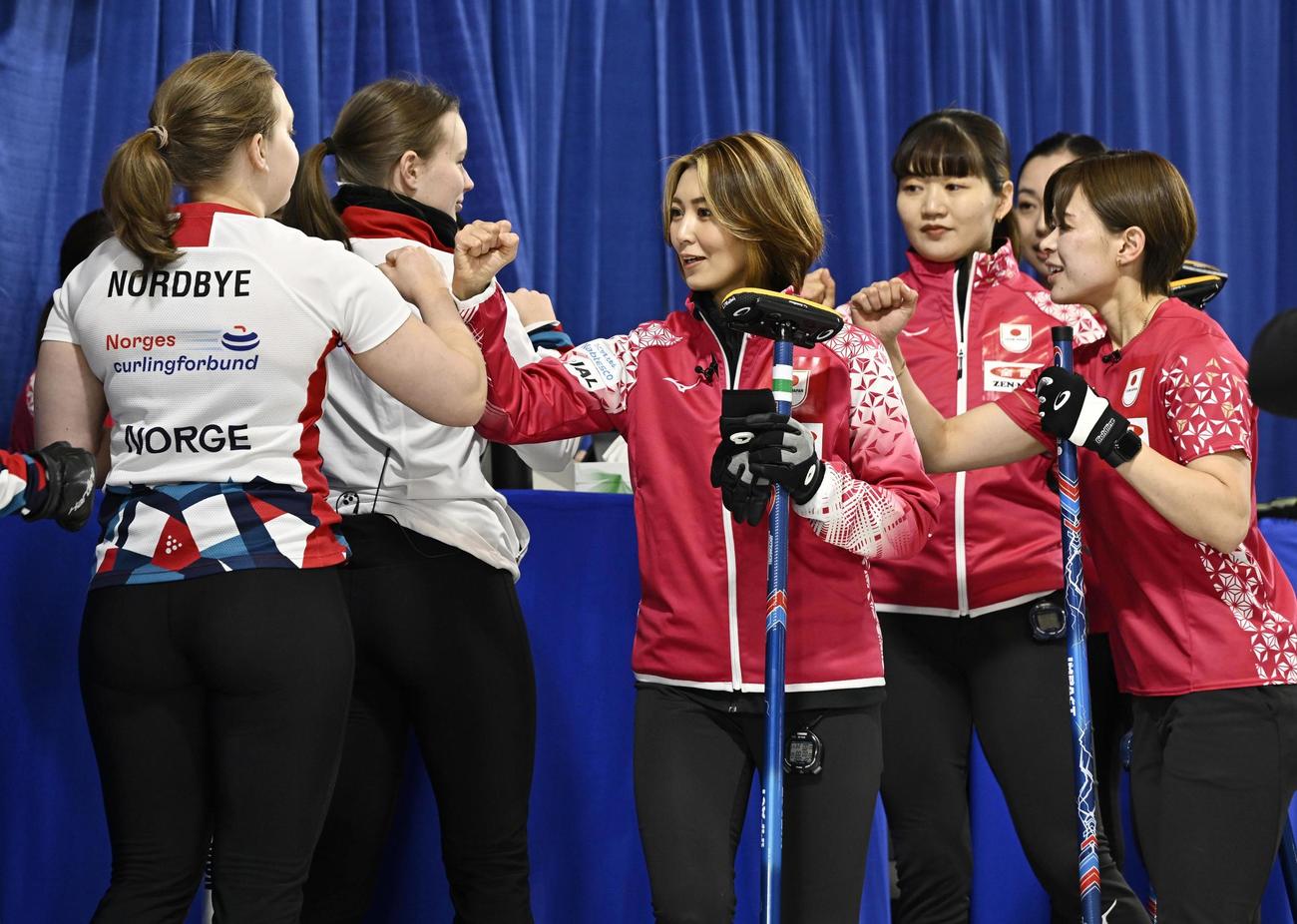 女子プレーオフのノルウェー戦に臨む吉村（中央）ら＝ケロウナ（共同）