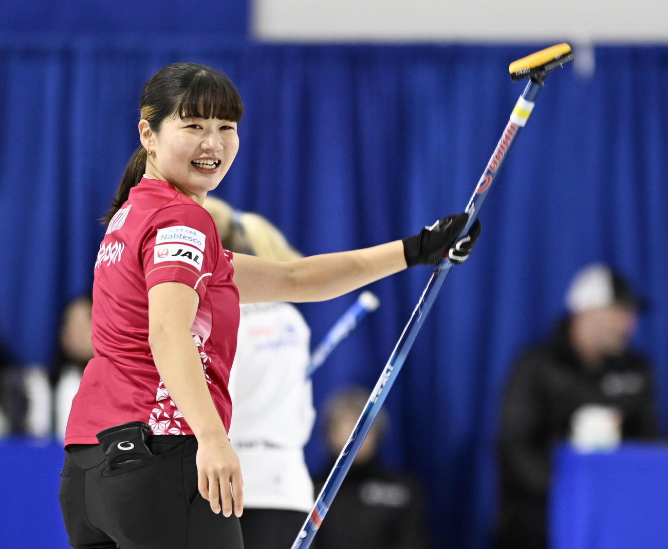 女子プレーオフ　ノルウェー戦の第3エンド、ショットが決まり喜ぶ小谷＝ケロウナ（共同）