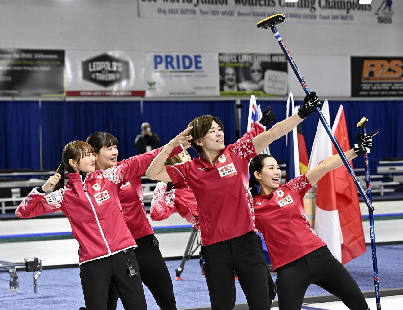 女子プレーオフでノルウェーを破って五輪出場権を獲得し、ポーズをとる（左から）小林、小谷、吉村、小野寺、近江谷＝ケロウナ（共同）