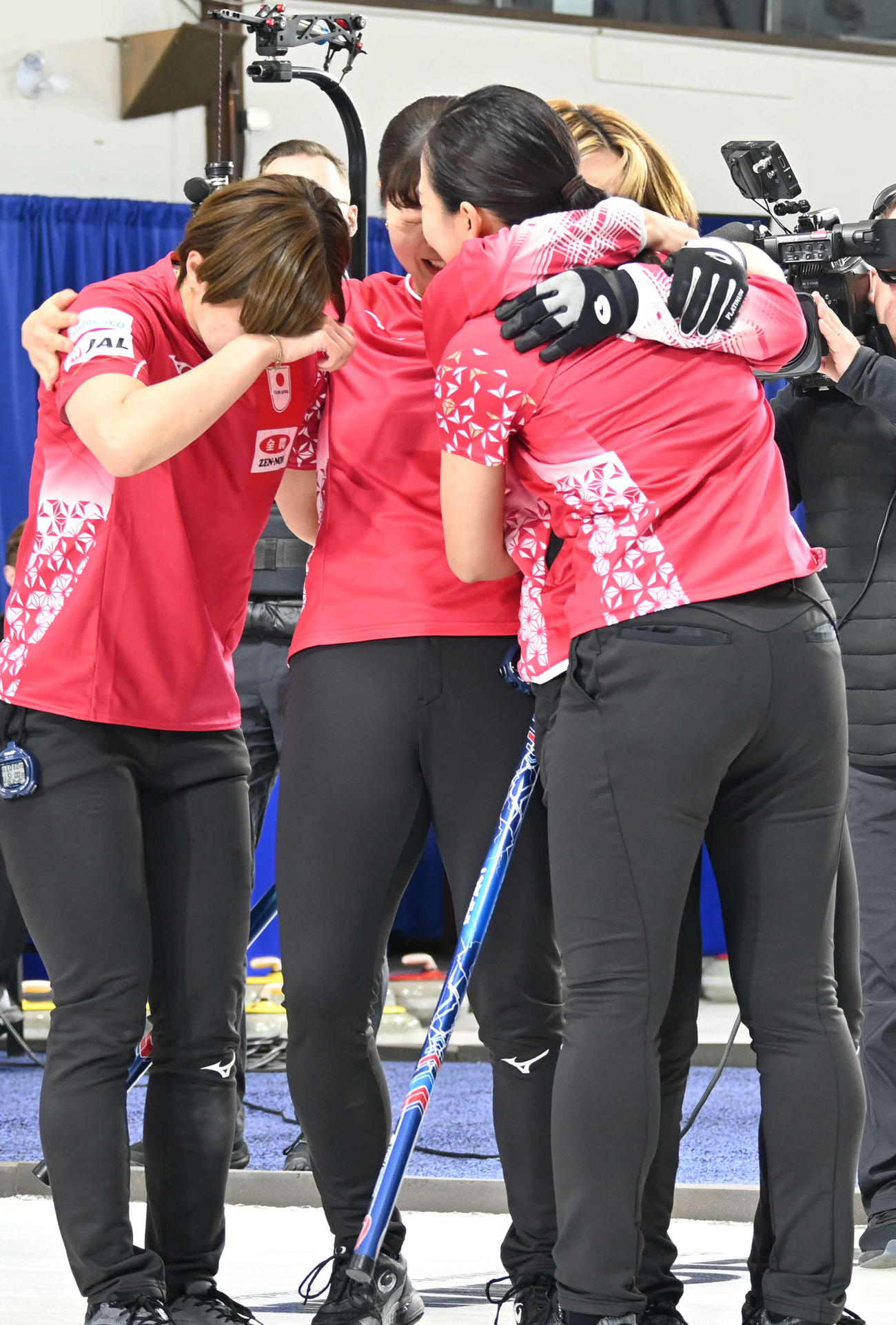 五輪行きを決め、抱き合って喜ぶ女子日本代表フォルティウス（撮影・飯岡大暉）