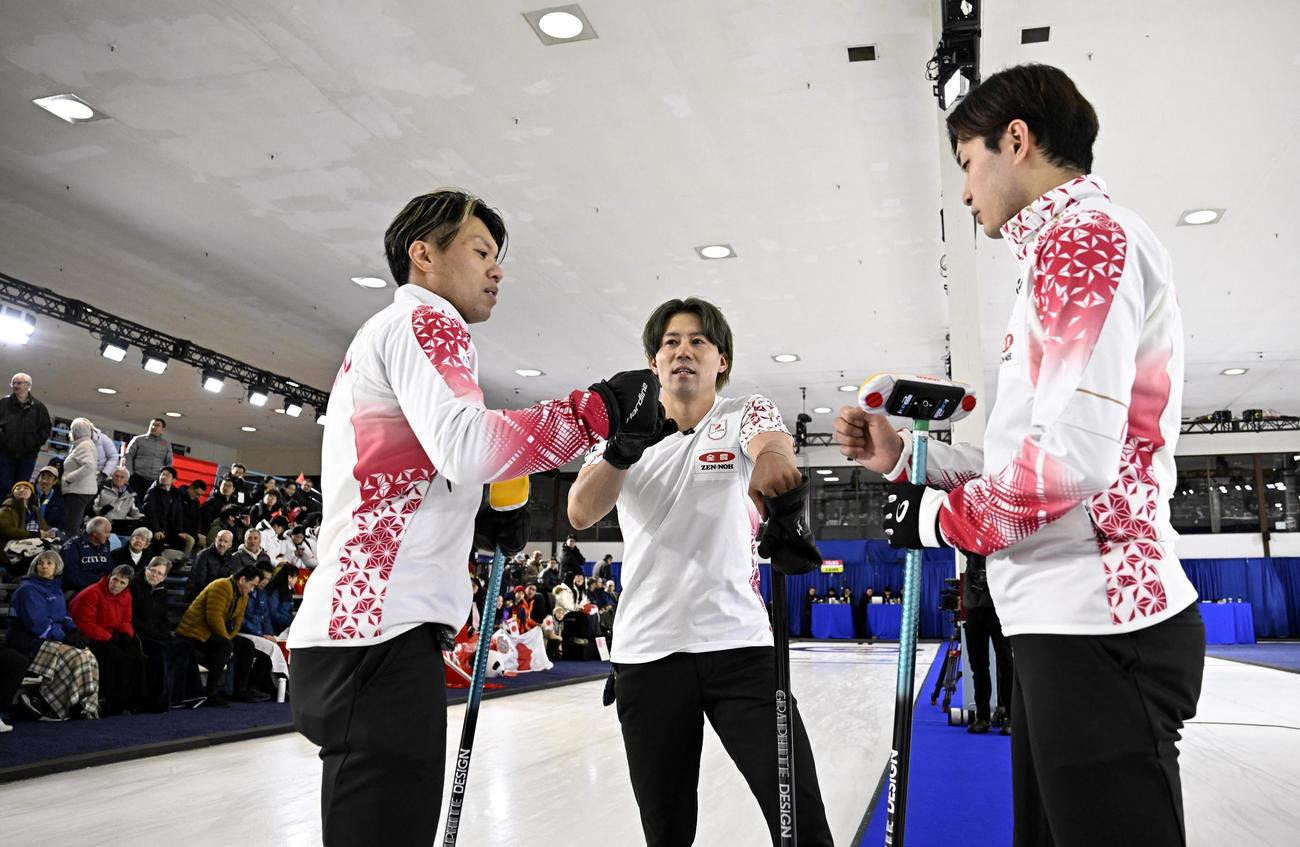 男子プレーオフ　中国戦の第7エンドを終えた（左から）山口、小泉、柳沢＝ケロウナ（共同）