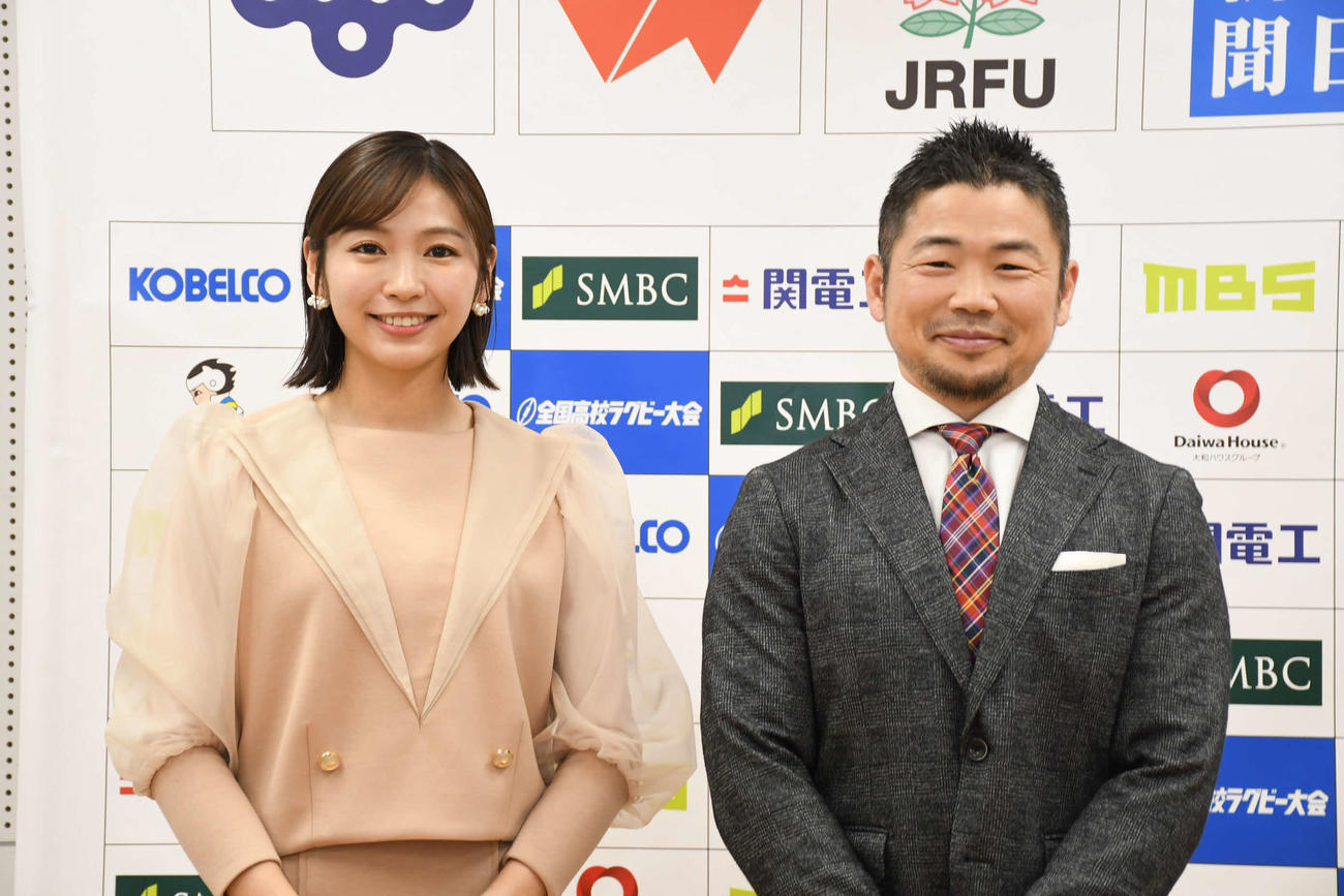 高校ラグビー大会ハイライト番組のMCに就任した田中史朗氏（右）とMBSテレビの海渡未来アナウンサー（撮影・阪口孝志）