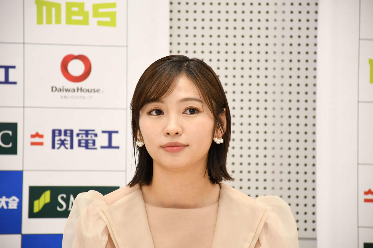高校ラグビー大会ハイライト番組に出演するMBSテレビの海渡未来アナウンサー（撮影・阪口孝志）