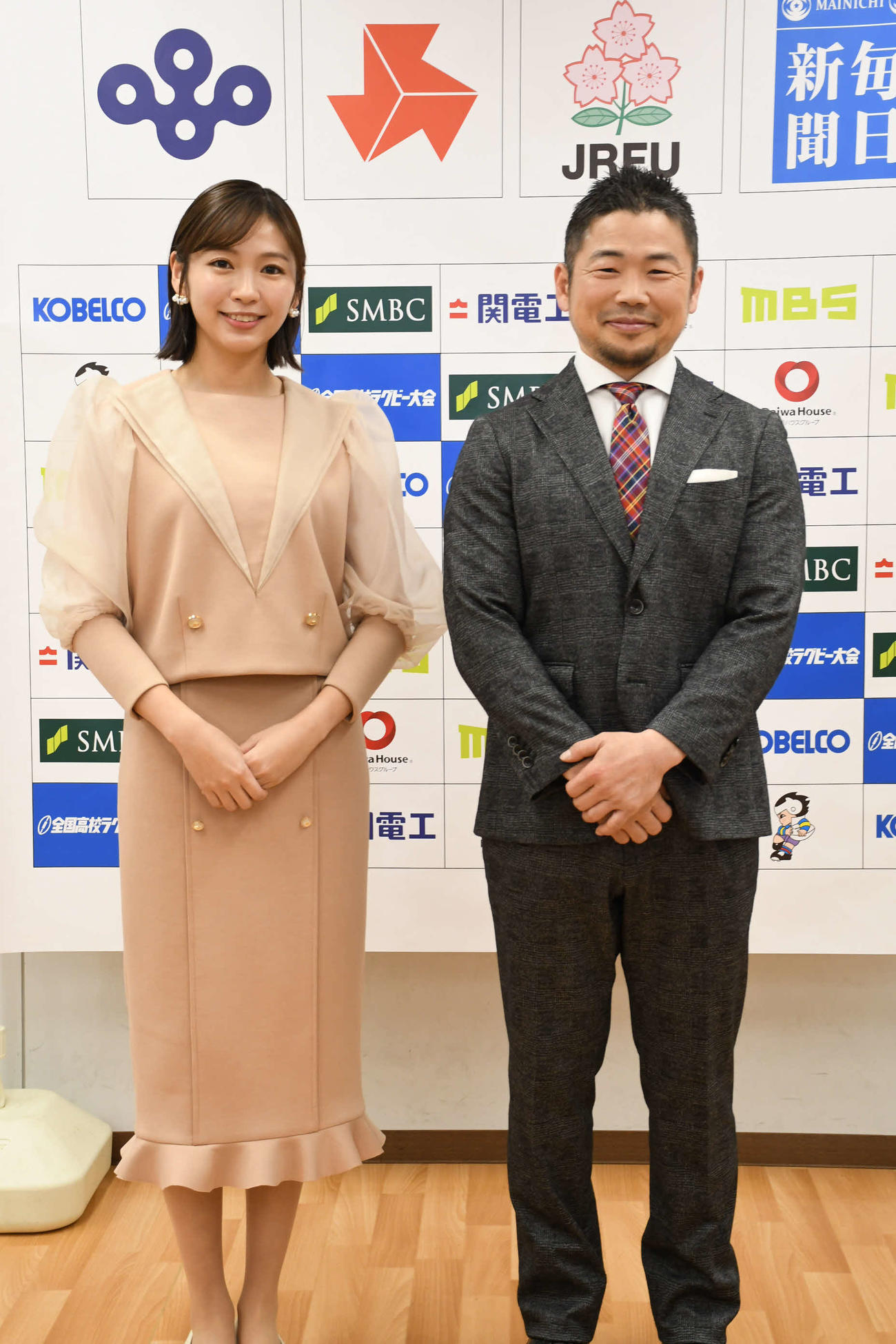 高校ラグビー大会ハイライト番組のMCに就任した田中史朗氏（右）とMBSテレビの海渡未来アナウンサー（撮影・阪口孝志）