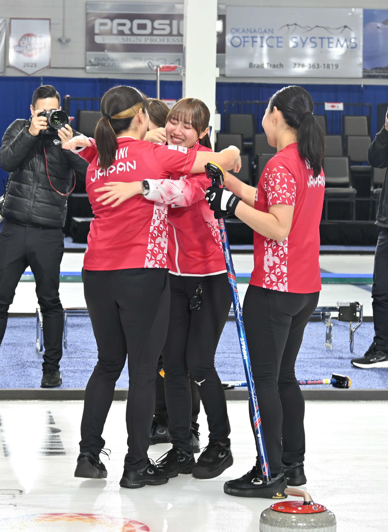 五輪行きを決めて、抱き合って喜ぶ女子日本代表フォルティウス（撮影・飯岡大暉）