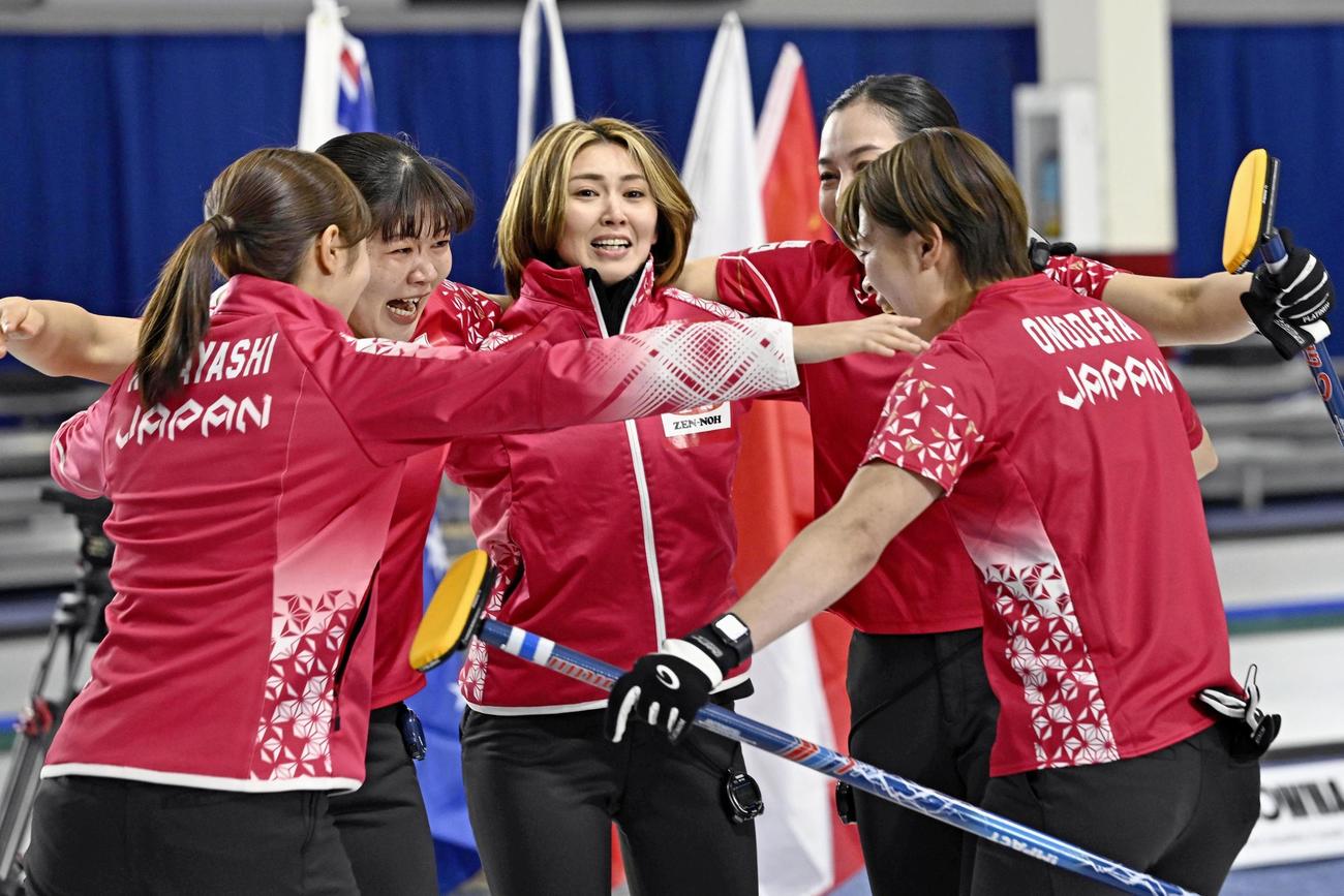 女子プレーオフでノルウェーを破って五輪出場権を獲得し、歓喜する（左から）小林、小谷、吉村、近江谷、小野寺＝ケロウナ（共同）