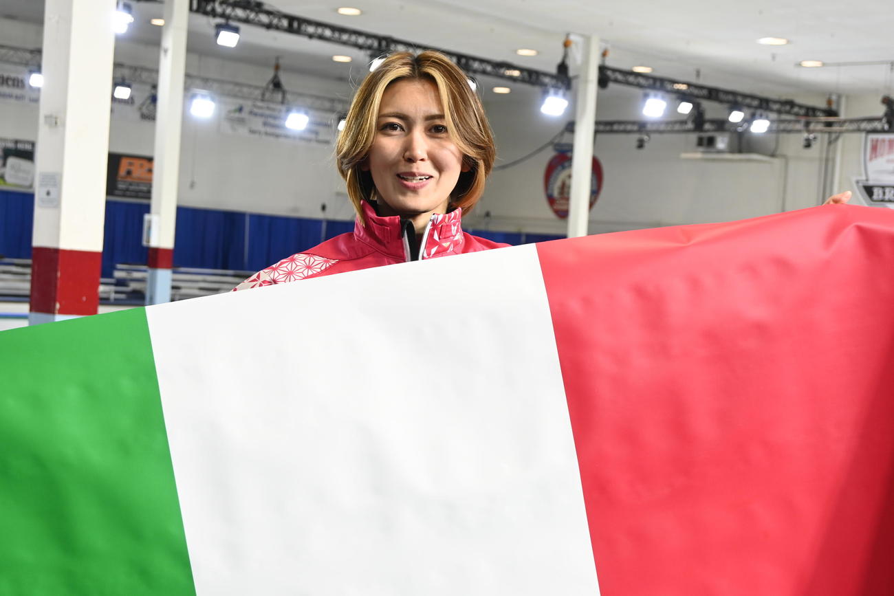 五輪切符を獲得し、イタリア国旗を手にする吉村（撮影・飯岡大暉）
