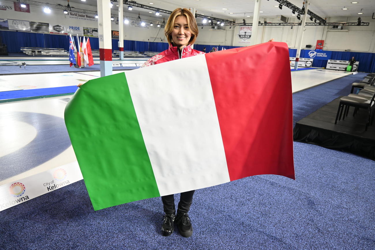 五輪切符を獲得し、イタリア国旗を手にする吉村（撮影・飯岡大暉）