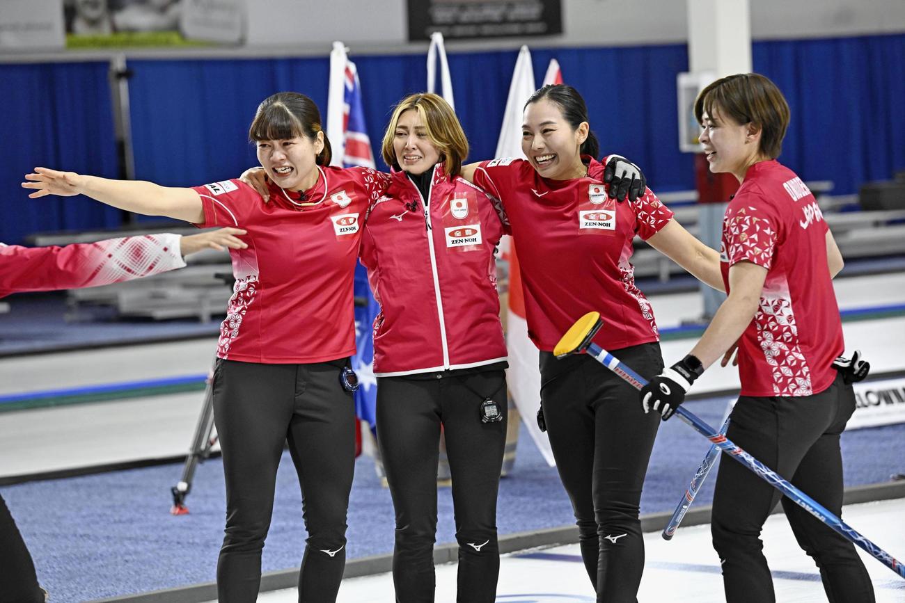 女子プレーオフでノルウェーを破って五輪出場権を獲得し、歓喜する（左から）小谷、吉村、近江谷、小野寺＝ケロウナ（共同）